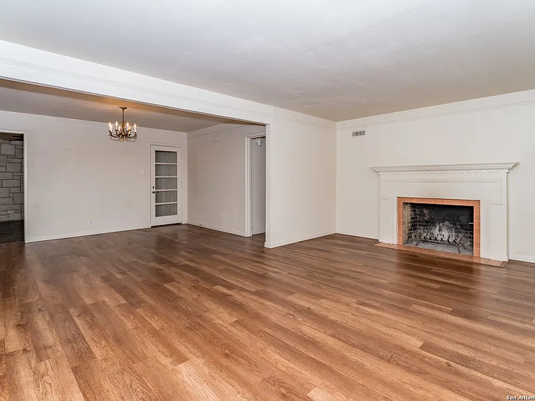 339 E Nottingham Dr — Photo 3