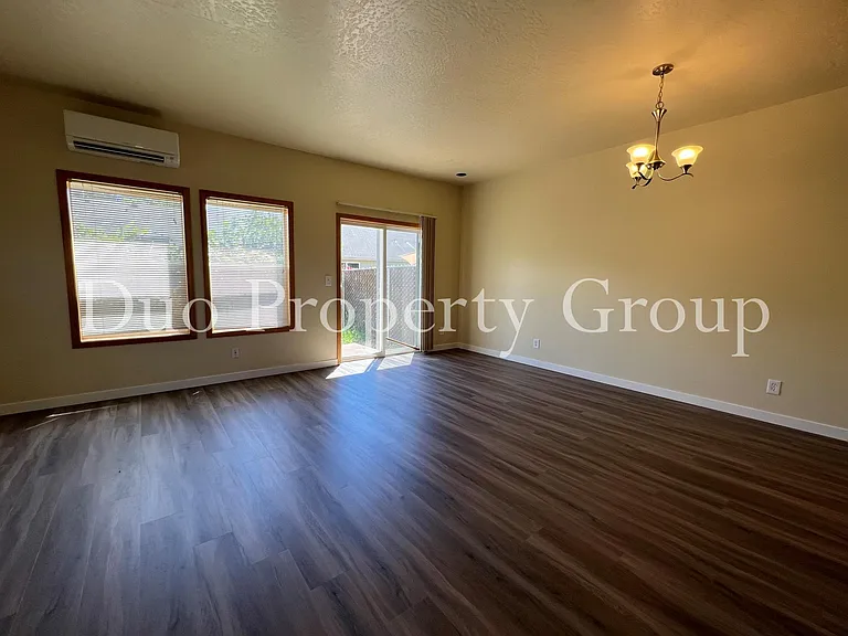 611 S 41st Ct — Photo 4