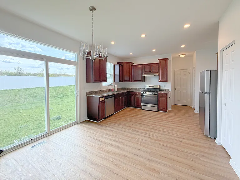 651 Olive Ln — Photo 3