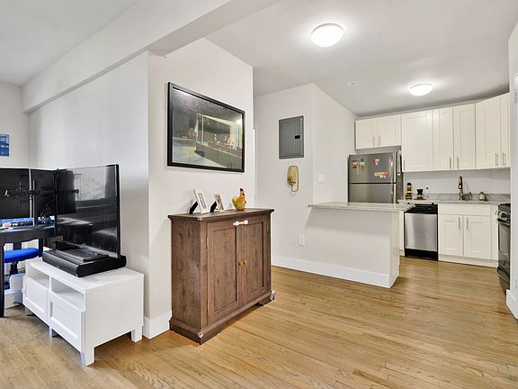 5th image of 31-85 Crescent St #609