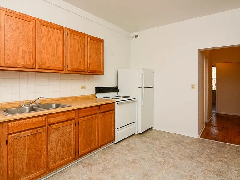 2319 N Kedzie Blvd #F2 — Photo 4