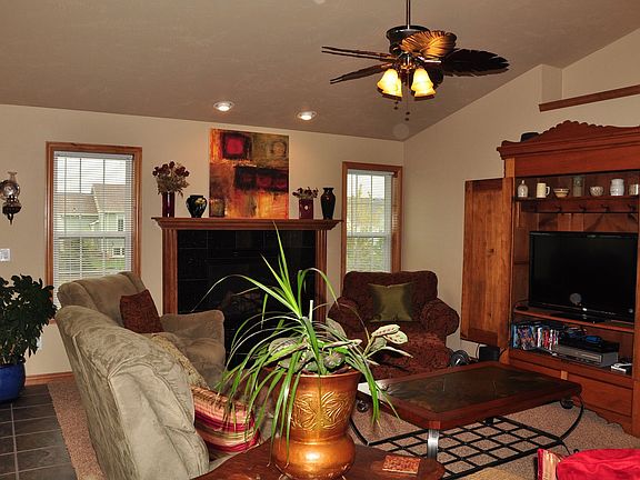 Great Room w Fireplace