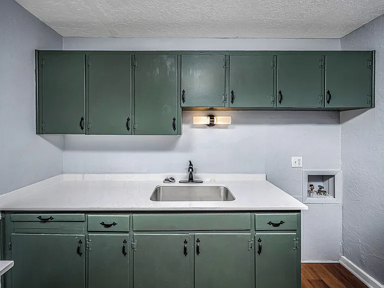 709 SW 45th St — Photo 8