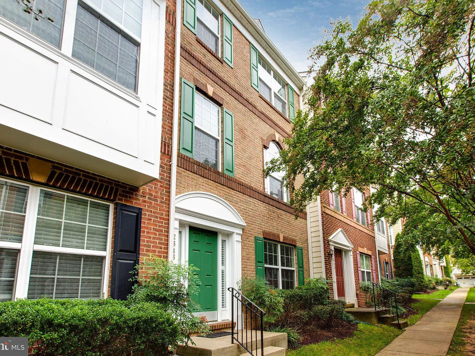 3 bed, 2.5 bath, 1600 sqft, $3,300 — Photo 2