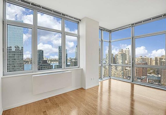 5th image of 229 W 60th St APT 15N