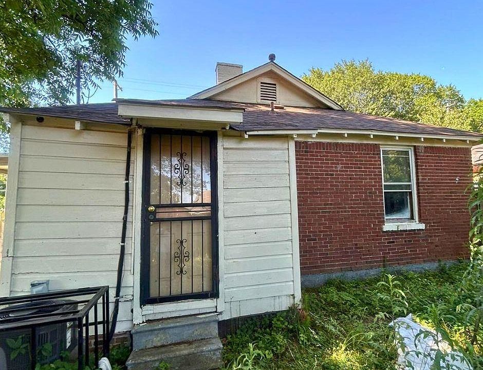 2nd image of 2579 Barron Ave
