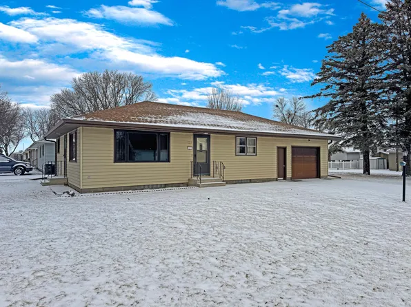 821 8th St, Nicollet, MN 56074