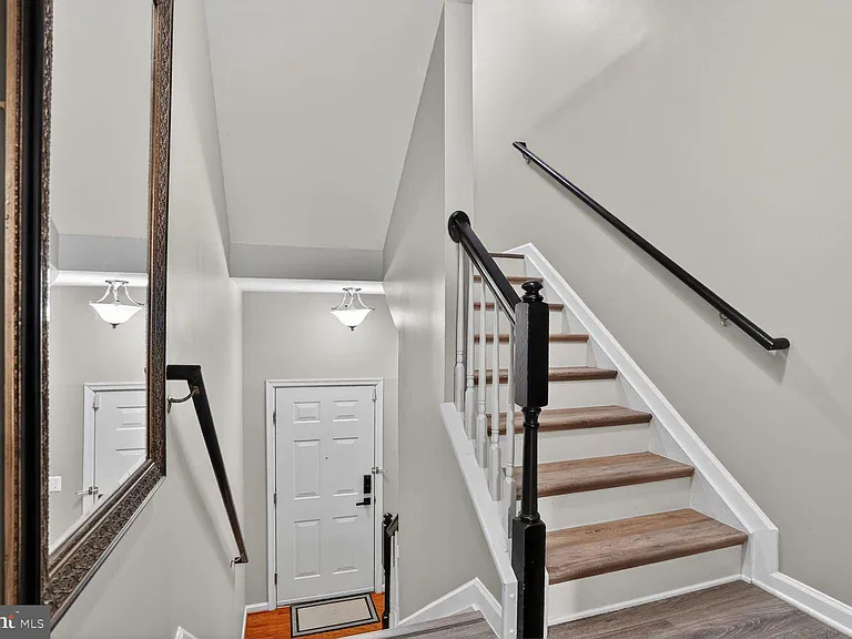 2621 Eastbourne Dr — Photo 2