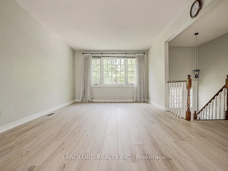 2294 Wyandotte Dr — Photo 7