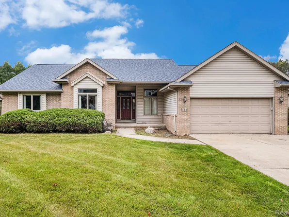 564 Peachtree Trl, Fenton, MI 48430