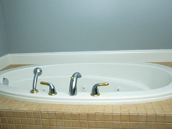 Master Bathroom w/ deep soaking tub and walk-in shower (3rd Level)