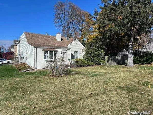 69 Main Parkway E, Plainview, NY 11803