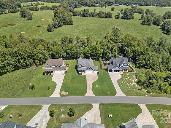 3rd image of 134 Country Lake Dr