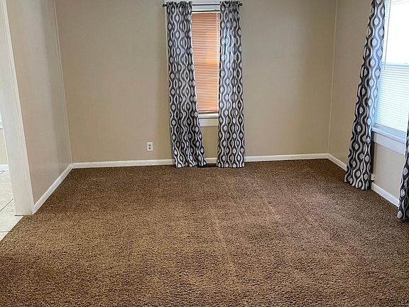 3rd image of 410 E Comanche Ave