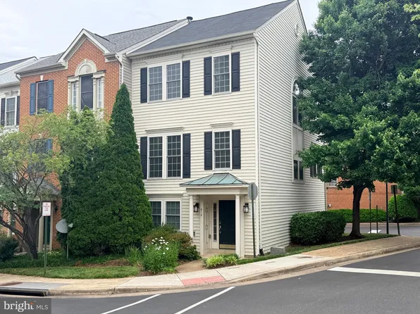 918 Harrison Cir, Alexandria, VA 22304