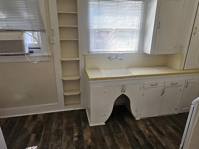 1528 E 1st St #6 — Photo 3