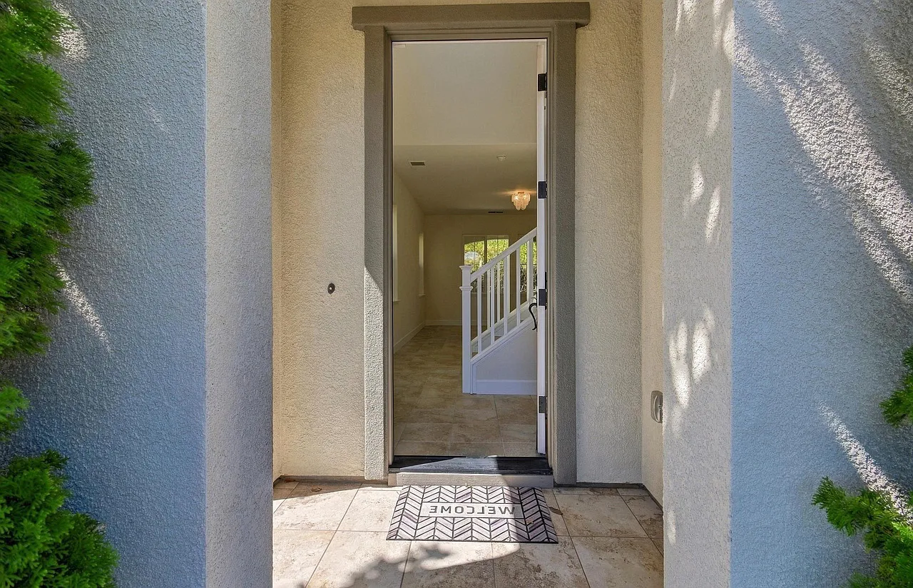 3 bed, 2.5 bath, 1895 sqft, $6,545 — Photo 3