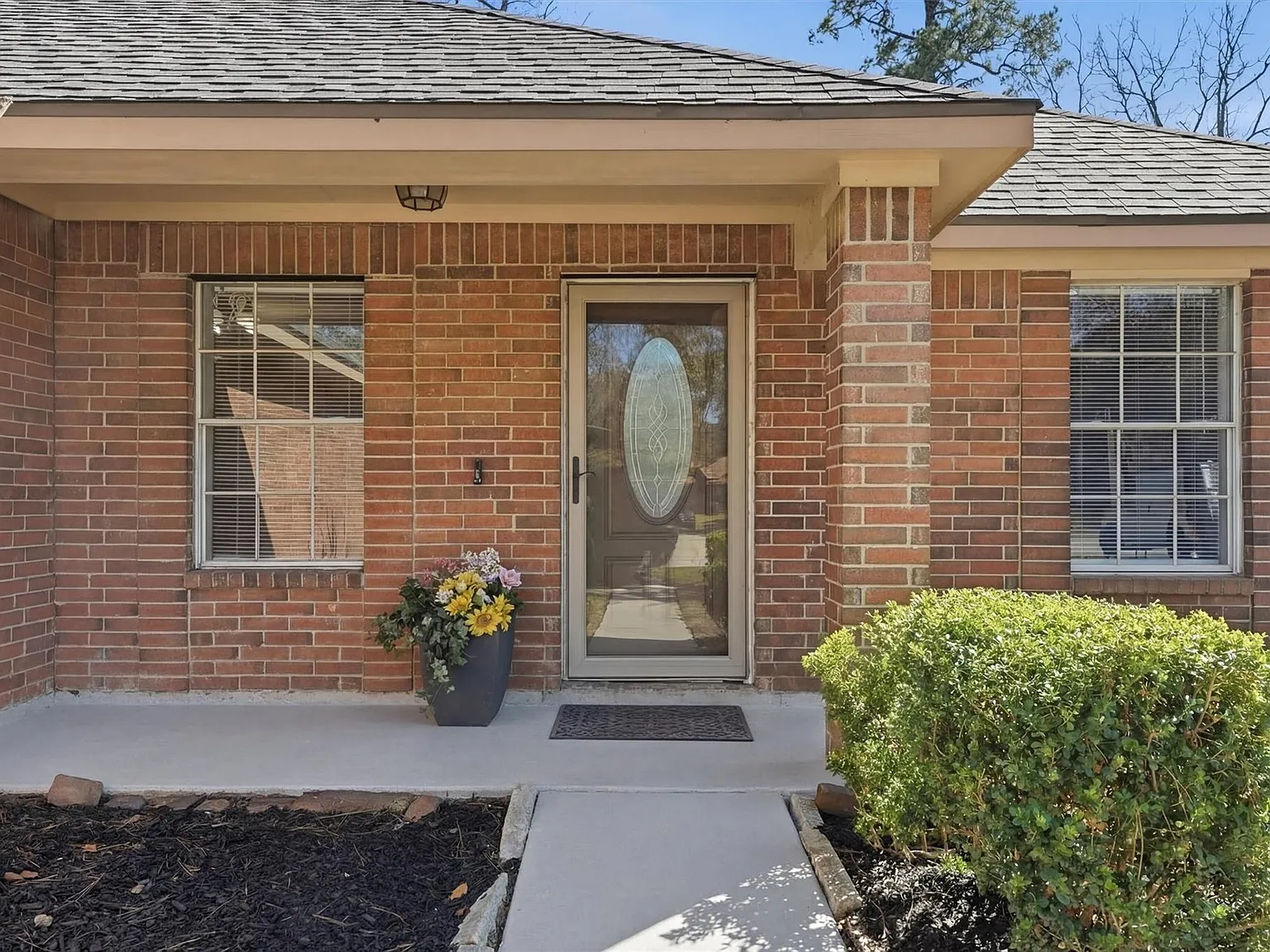 3 bed, 2.0 bath, 1584 sqft, $1,799 — Photo 1