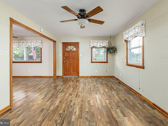 4th image of 124 E Millbrooke Ave