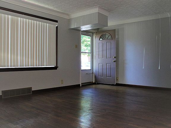 3rd image of 925 Fontaine Pl