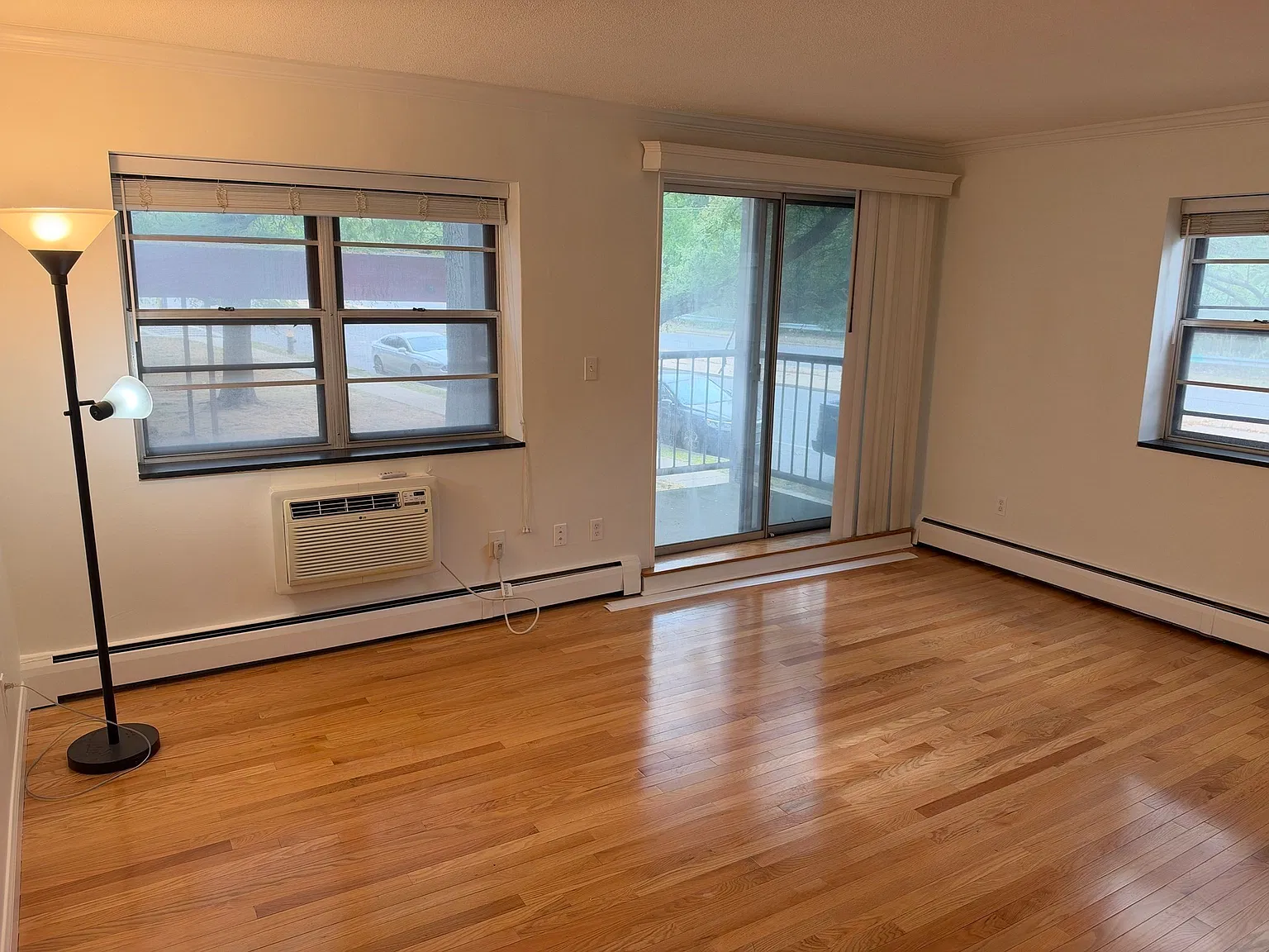 1 bed, 1.0 bath, 563 sqft, $1,900 — Photo 3