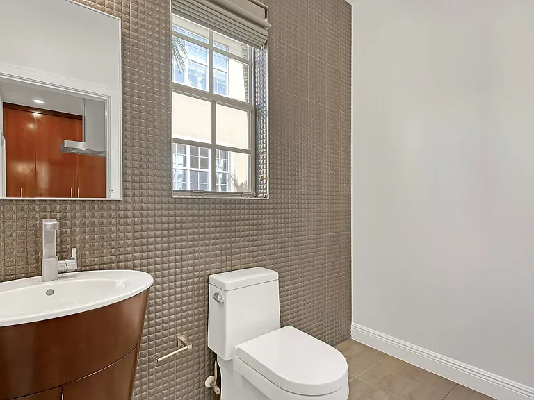 72 SE 6th Ave E #Townhouse C — Photo 23
