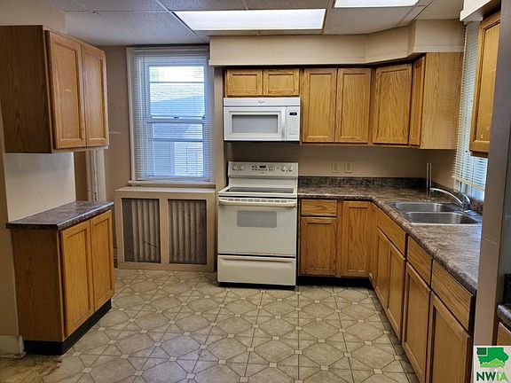 3rd image of 2325 Douglas St