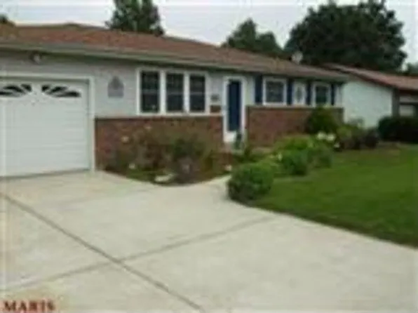 919 Vegas Dr, Saint Louis, MO 63125