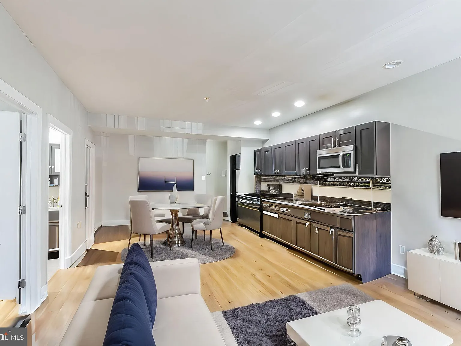 5 bed, 1100 sqft, $3,000 — Photo 1