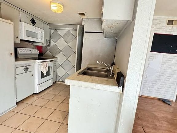 4th image of 3811 Daisy St APT 35