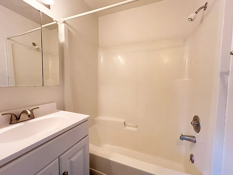 Ludlow B Apartments — Photo 8