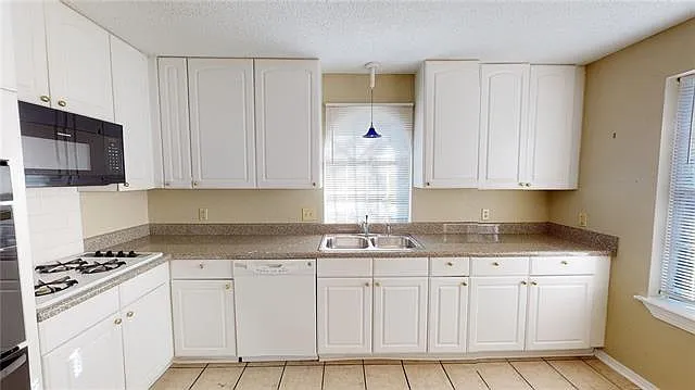2 bed, 1.5 bath, 1000 sqft, $1,400 — Photo 2