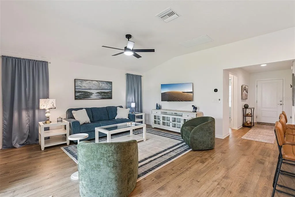 3 bed, 2.0 bath, 1431 sqft, $3,900 — Photo 2