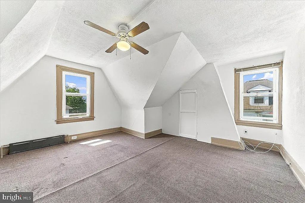 Top-Floor 1BR/1BA Apartment with Spacious Living Room — Photo 1