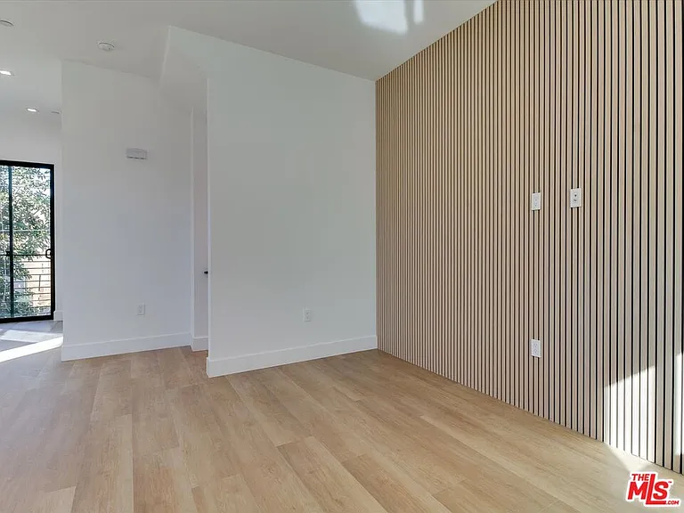 2817 1/2 S Redondo Blvd — Photo 11