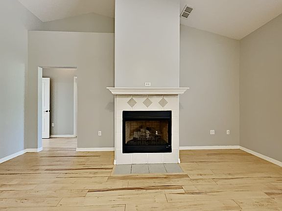 4th image of 2890 Alameda Del Norte