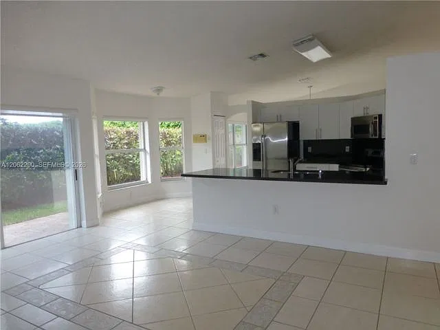 4 bed, 2.0 bath, 2028 sqft, $5,300 — Photo 4