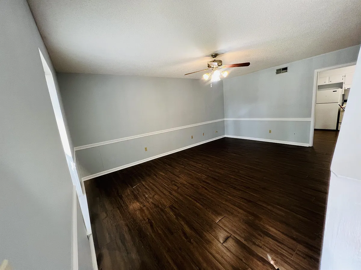 Building Photo - 1905 Elkhorn Ln #B
