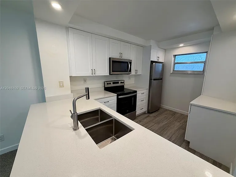 1075 Riverside Dr #306 — Photo 6
