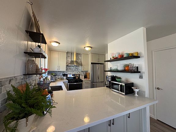Furnished Newly Remodeled Kitchen
