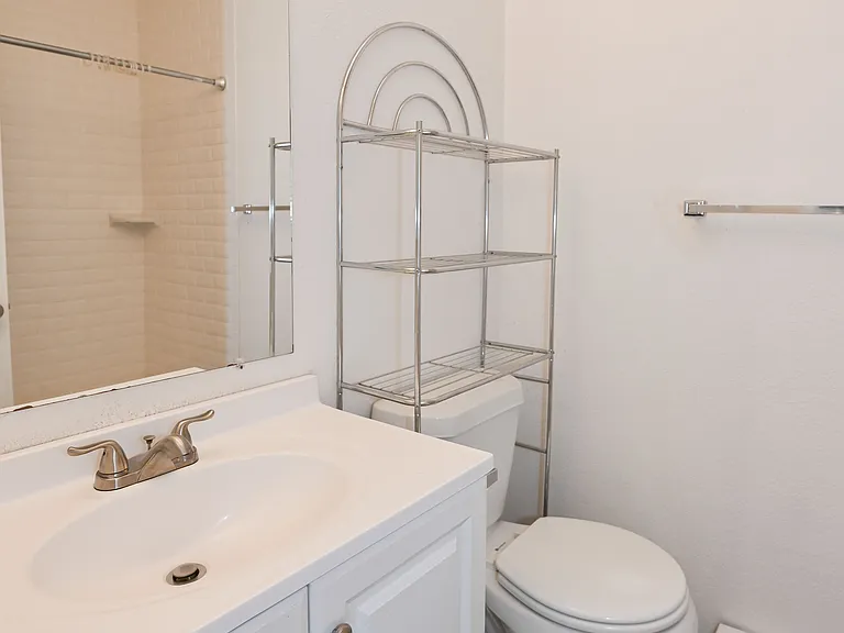 Primary bedroom en suite bathroom