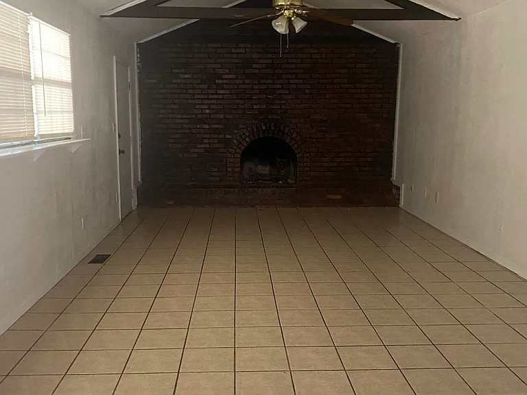 E 32nd Pl — Photo 13