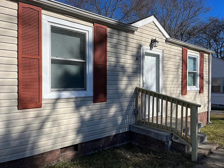Maple St — Photo 1