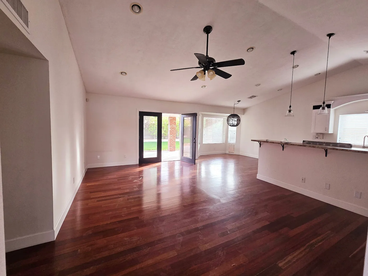 3 bed, 1341 sqft, $2,400 — Photo 2