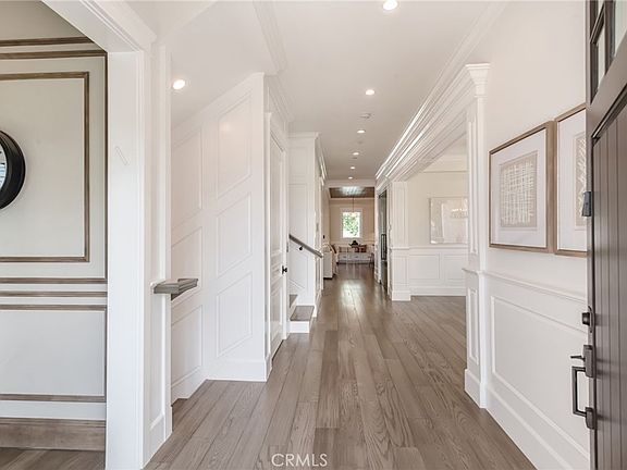 4th image of 10555 Holman Ave
