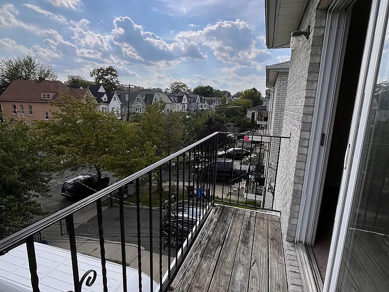 19 Halleck St — Photo 7