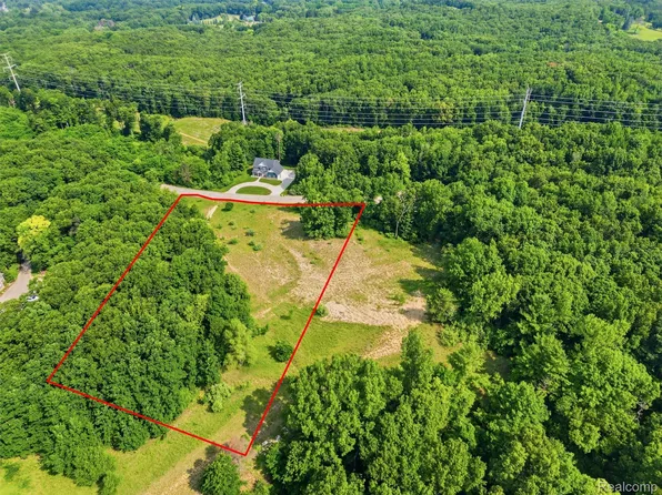 20 Grand Summit Dr, Fenton, MI 48430