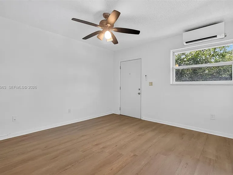 458 SW 9th St #1 — Photo 4
