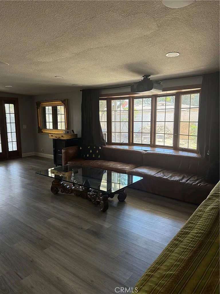 4 bed, 2351 sqft, $6,800 — Photo 4