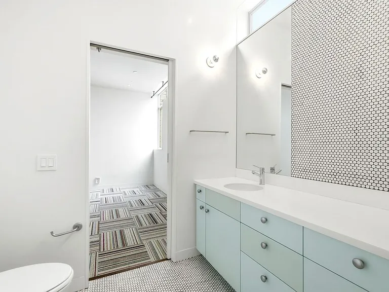 1076 S Van Ness Ave — Photo 29